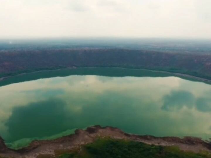 बुलढाण्यातील जगप्रसिद्ध अशा लोणार सरोवराच्या पाण्याच्या पातळीत यंदा तब्बल चौदा वर्षांनी पाण्याच्या पातळीत मोठी वाढ झाली आहे.