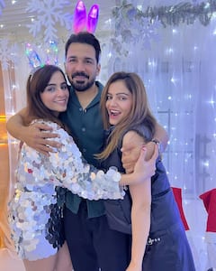 Rubina Dilaik Photos: क्रिसमस पर पति के साथ कोजी हुईं रुबीना दिलैक, देखिए एक्ट्रेस के सेलिब्रशन की खास तस्वीरें