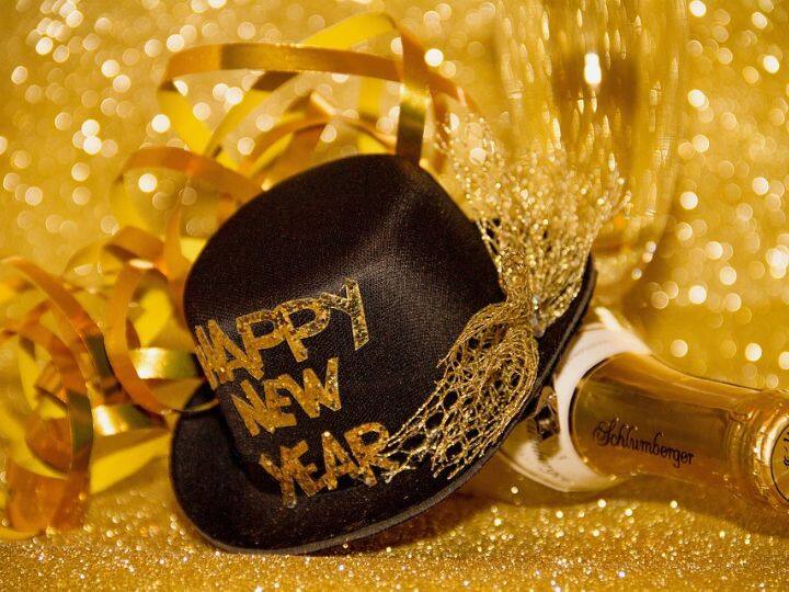 Happy New Year Celebration 2023 Wishes Shayari Images Messages Wallpapers Photos whatsapp Status 'हैप्पी न्यू ईयर' नहीं, इस साल इन शायरियों के साथ दें शुभकामनाएं, अपनों के चेहरों पर आ जाएगी मुस्कुराहट