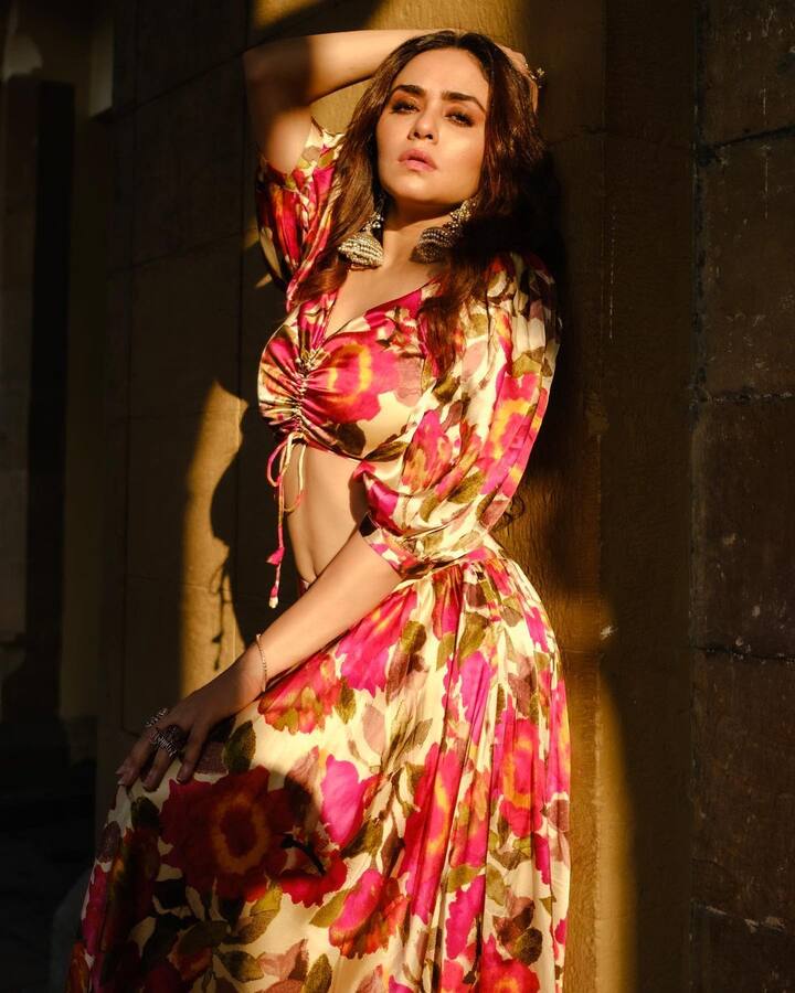 तिने यात प्रिंटेड लेहेंगा आणि मॅचिंग टॉप परिधान केलेला दिसत आहे.(फोटो सौजन्य :amrutakhanvilkar/इंस्टाग्राम)