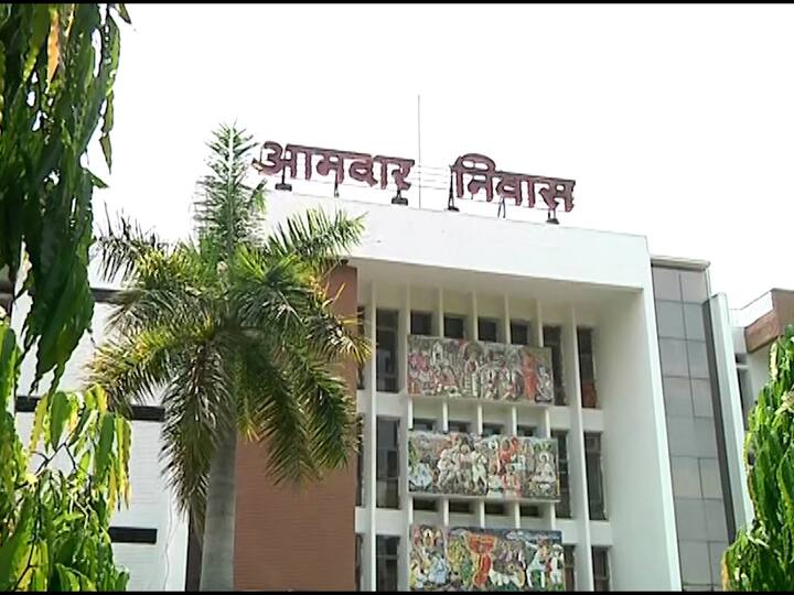 याच कारणामुळे अनेक आमदार अधिवेशन काळात आमदार निवासाऐवजी हॉटेलमध्ये राहण्याला प्राधान्य देतात.