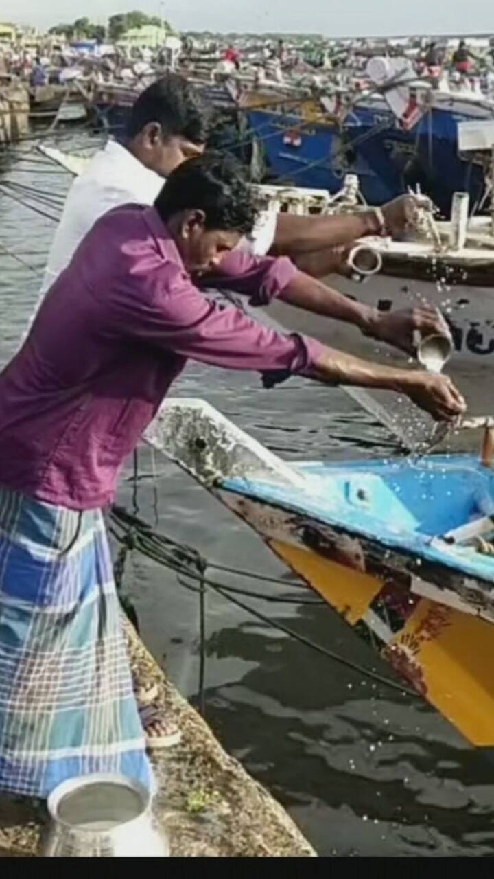 இதுபோன்ற பேரிழப்பு இனி வரக்கூடாது என்று கடவுளை வேண்டிக்கொண்டு, மறைந்த தங்கள் சொந்தங்களுக்கு பல இடங்களில் மக்கள் அஞ்சலி செலுத்தி வருகின்றனர்