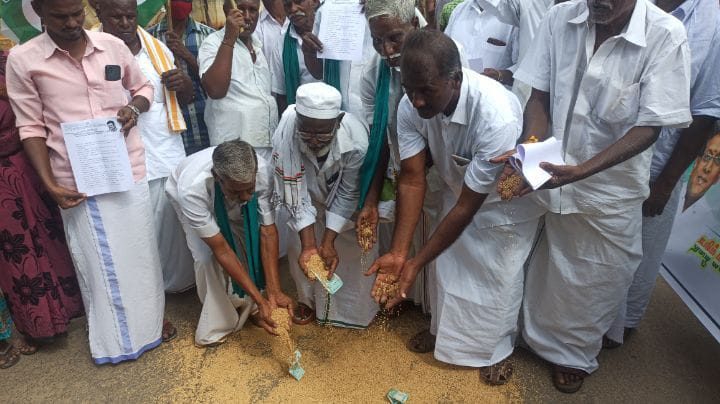 பொங்கல் பரிசு தொகுப்பில் கரும்பை சேர்க்க வேண்டும் - திருச்சியில் விவசாயிகள் போராட்டம்