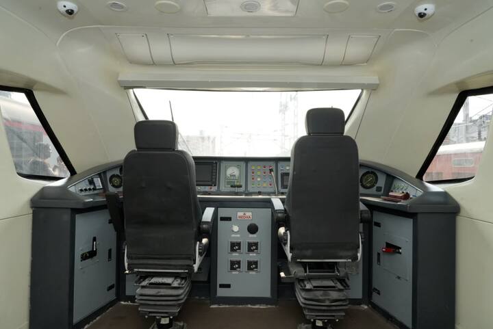 রাজ্যে পৌঁছল বন্দে ভারত এক্সপ্রেস। ৩০ ডিসেম্বর এই ট্রেনের উদ্বোধন করবেন প্রধানমন্ত্রী। তার আগে পূর্ব রেলের তরফে শুরু হল ট্রায়াল রান।