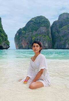 In Pics: काय झाडी, काय पाणी अन् काय अदा; नॅशनल क्रश प्रियाचा सुप्परहॉट लूक पाहिलात का?