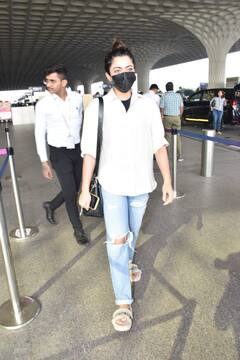 Rashmika Mandanna: लूज शर्ट, रिप्ड जींस और चप्पल... एयरपोर्ट पर टॉम बॉय लुक में पहुंची रश्मिका मंदाना