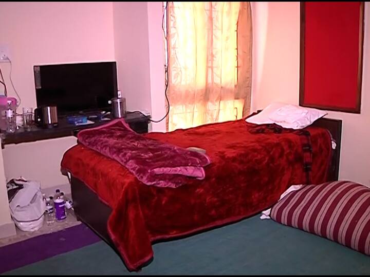 यंदा 403 खोल्या असलेल्या आमदार निवासात फक्त 42 च आमदार का राहत आहे याचा आढावा एबीपी माझाने घेतला आहे.