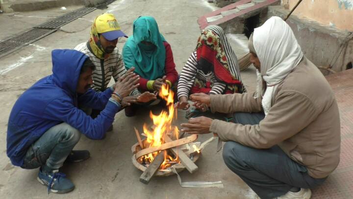 भरतपुर में छोटे-बड़े वाहनों को घने कोहरे से निकलने में काफी परेशानी का सामना करना पड़ा. वहीं इस सर्दी से बचने के लिए लोगों को अलाव जलाकर आग का सहारा लेते देखा गया है.