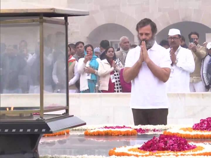 राहुल पूर्व प्रधानमंत्री अटल बिहारी वाजपेयी (Atal Bihari Vajpayee) के समाधि स्थल राष्ट्रीय स्मृति पर पहुंचे और उन्हें श्रद्धांजलि अर्पित की.