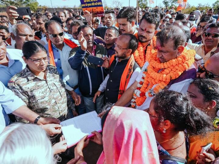 BJP leader Santosh Bafna rally against NMDC management In Bastar ANN Bastar: NMDC प्रबंधन के खिलाफ बीजेपी नेता ने निकाली जनाक्रोश पदयात्रा, कहा- मांग पूरी नहीं होने पर करेंगे भूख हड़ताल