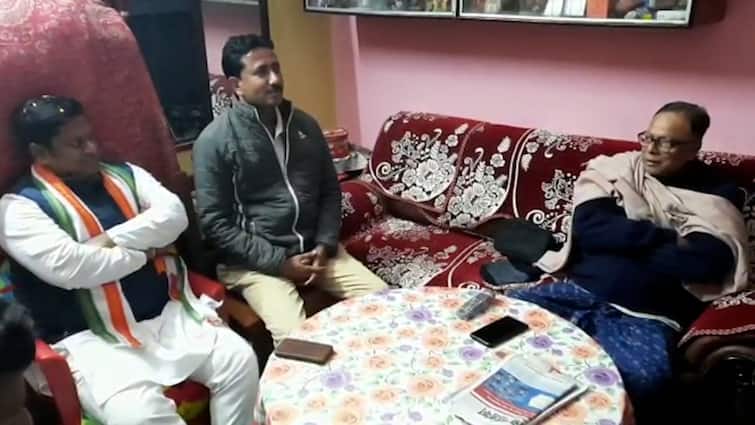 Dakshin Dinajpur Balurghat BJP Leader Sukanta Majumdar meets RSP Leader Bimal Sarkar after he fell ill Dakshin Dinajpur News: অসুস্থতার খবর পেয়ে প্রতিপক্ষ RSP নেতার বাড়িতে সুকান্ত, রাজনীতি নয়, সৌজন্য বলে উল্লেখ দু’পক্ষের