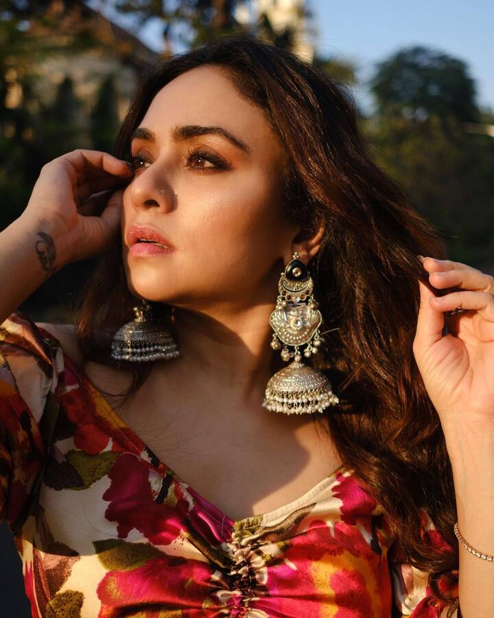 मोठे सिल्वर झुमके तिने या लूकसोबत कॅरी केले आहेत.(फोटो सौजन्य :amrutakhanvilkar/इंस्टाग्राम)