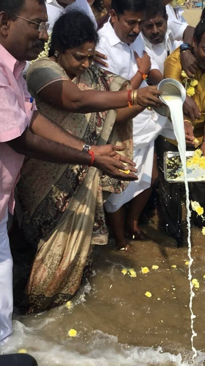 மக்கள் ஆங்காங்ககே மெழுகுவர்த்தி ஏந்தியும், கடற்கரையில் பால் ஊற்றியும், மலர் தூவியும் மறைந்த தங்கள் சொந்தங்களுக்கு அஞ்சலி செலுத்தினர்