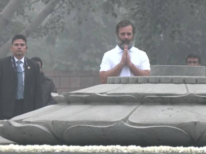 राहुल गांधी शांति वन भी पहुंचे और वहां उन्होंने पूर्व प्रधानमंत्री जवाहरलाल नेहरू (Jawaharlal Nehru) को श्रद्धांजलि अर्पित की.