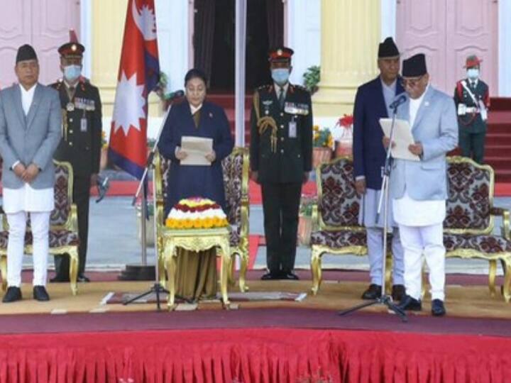 एक दिन पहले ही राष्ट्रपति बिद्या देवी भंडारी ने उन्हें प्रधानमंत्री नियुक्त किया था. प्रचंड रविवार को नाटकीय रूप से नेपाली कांग्रेस के नेतृत्व वाले चुनाव पूर्व हुए गठबंधन से बाहर हो गए और विपक्ष के नेता के.पी. शर्मा ओली के साथ हाथ मिला लिया.