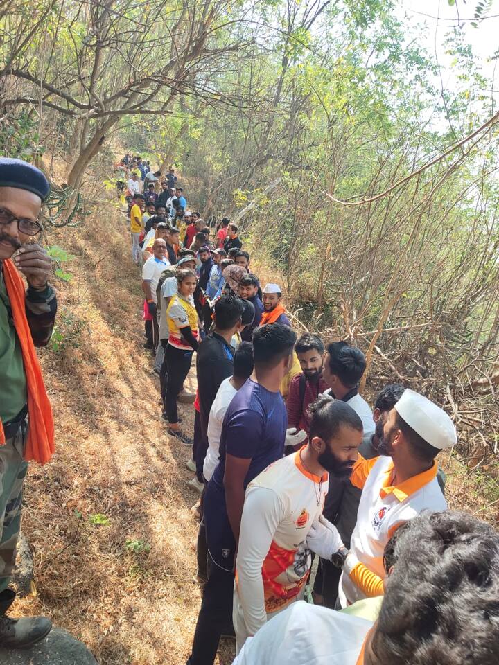 यावेळेस, दुर्गप्रेमी जयकांत शिक्रे हे देखील या मोहिमेत सामील झाल्याने दुर्गप्रेमींमध्ये मोठा उत्साह निर्माण झाला होता. यावेळी, सुमारे दीडशे दुर्गप्रेमींच्या मदतीने दहा तासांच्या प्रयत्नानंतर ही तोफ किल्ल्याच्या वरच्या टप्प्यात नेण्यात आली होती.