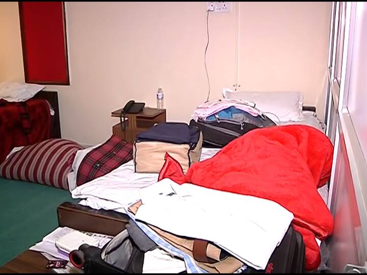 एका बाजूला आमदाराच्या राहण्याची सोय करण्यात आली असून तिथे एक पलंग एक टेबल आणि एक अलमारी आहे. तर त्याच खोलीत पार्टिशनच्या दुसऱ्या बाजूला आमदारांच्या राहण्याची सोय असून तिथे दोन पलंग आणि दोन खुर्च्या आहेत.