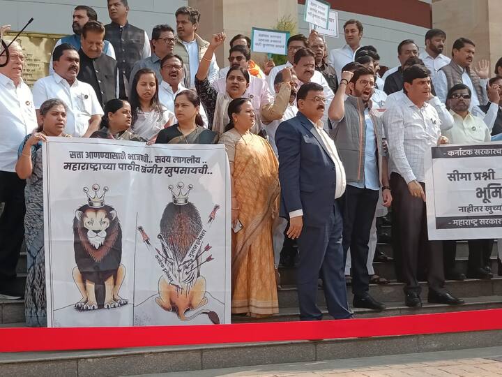 श्रीखंड द्या, भूखंड घ्या, खोके सरकार हाय-हाय, राज्यपाल हटाओ-महाराष्ट्र बचाओ आदी घोषणांनी विरोधकांनी सत्ताधाऱ्यांवर निशाना साधला.