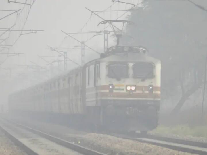 कोहरे के कारण ट्रेनों पर लगा ब्रेक! 310 से ज्यादा ट्रेनें आज रद्द, 24 गाड़ियों के रूट डायवर्ट 