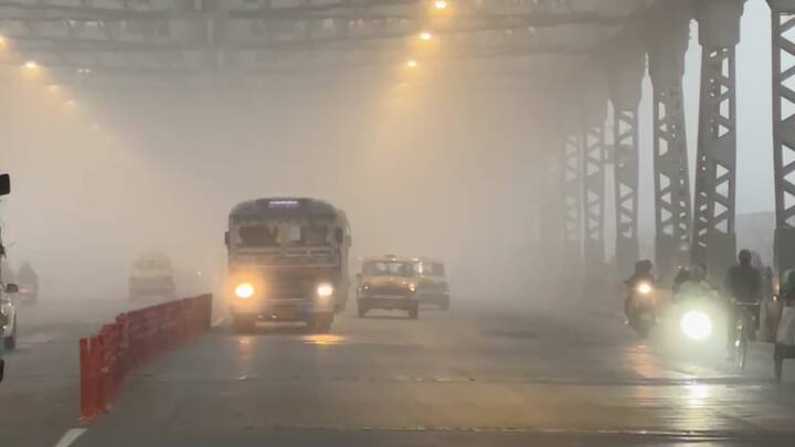 কিন্তু সকাল থেকেই কুয়াশা ঘন জেলা থেকে জেলা। সোমবার ভোর থেকেই হাওড়া শহর এলাকা কুয়াশার চাদরে ঢেকে যায়। ঘন কুয়াশার দাপটে সকাল ৭ টাতেও একটু দূরে জিনিস দেখা যাচ্ছিল না।