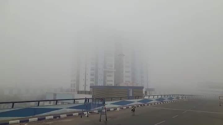এক পলকে দেখলে মনে হবে হাওড়া থেকে উধাও নবান্ন। সৌজন্যে এই শীতে প্রথম কুয়াশার দাপট।