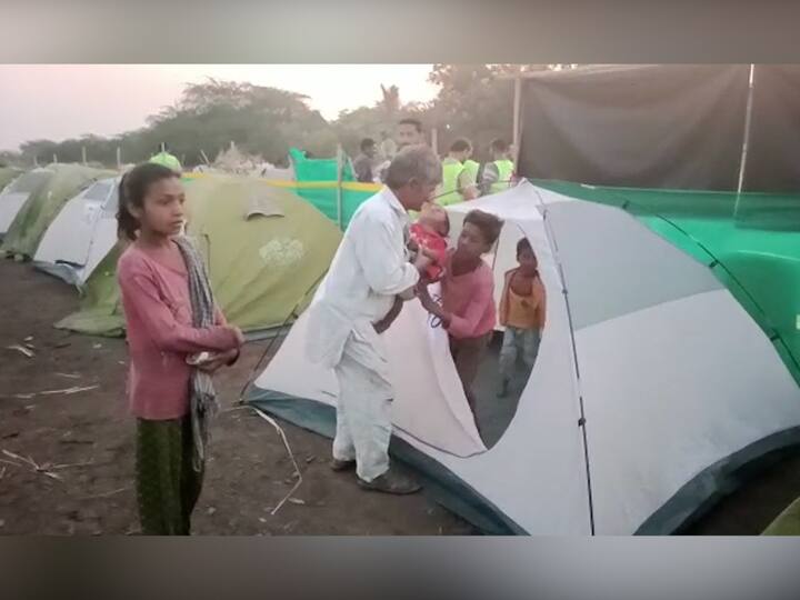 ऊस तोडणीसाठी राज्यभरात मजूर स्थलांतर करत असतात. ऊस तोडणीसाठी ते ज्या ठिकाणी थांबत असतात त्या ठिकाणी तात्पुरता स्वरुपाचा निवारा उभारत असतात. मात्र थंडी वाऱ्यात त्यांच्याकडे असलेल्या अपूर्ण साहित्यामुळे परिवारातील अनेक सदस्य उघड्यावर असतात.