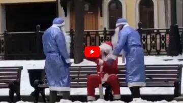 santa claus fight video went viral on social media see how netizens reacts Viral Video: ਸੜਕ ਵਿਚਕਾਰ ਡਬਲਯੂਡਬਲਯੂਈ ਸਟਾਈਲ ਵਿੱਚ ਭਿੜੇ ਸੈਂਟਾ ਕਲਾਜ਼, ਹੋਈ ਭਿਆਨਕ ਲੜਾਈ, ਵੀਡੀਓ ਵਾਇਰਲ