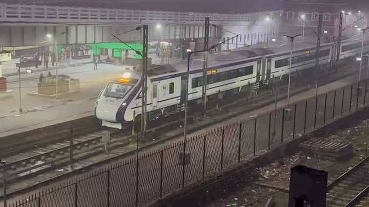 চেন্নাইয়ে রেলের ইন্টিগ্রাল কোচ ফ্যাক্টরিতে তৈরি হয়েছে অত্যাধুনিক এই ট্রেন। ১ হাজার ১২৮ জন যাত্রী উঠতে পারবেন।