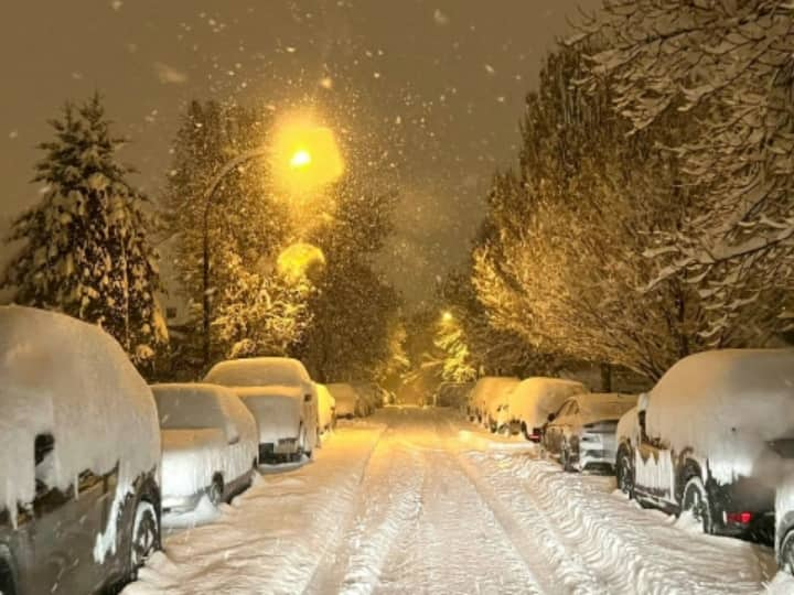 Snowfall Attack: दुनियाभर में भारी बर्फबारी हो रही है, जिसमें अमेरिका, कनाडा और जापान मुख्य रुप से प्रभावित है. जापान में 229 सेमी तक बर्फबारी हुई है वहीं अमेरिका में Bomb Cyclone ने कहर माचाए हुए है.