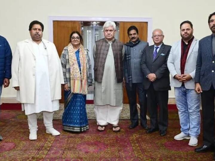 जम्मू-कश्मीर: कांग्रेस नेताओं ने LG मनोज सिन्हा से की मुलाकात, इन मुद्दों पर मांगा सहयोग