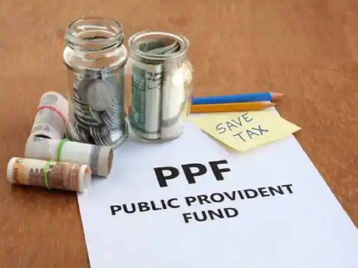 PPF विथड्रॉल रेग्युलेशन 2021 अंतर्गत, खात्यातील शिल्लक रकमेवर उपलब्ध कर्जाची रक्कम बदलली आहे. मूळ PPF काढण्याच्या अटींनुसार, तुम्ही सुरुवातीच्या ठेवीच्या तिसऱ्या आर्थिक वर्षात दोन टक्के व्याज देऊन तुमच्या PPF खात्यातून कर्ज मिळवू शकता. आता 2021 साठी PPF काढण्याच्या मार्गदर्शक तत्त्वांनुसार, ते 1 टक्क्यांपर्यंत कमी करण्यात आले आहे.