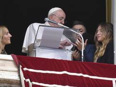 पोप फ्रांसिस ने रूस और यूक्रेन वॉर को कहा 'सेंसलेस वॉर', क्रिसमस मैसेज में पीड़ितों की मदद करने की अपील