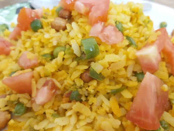 कोकोनट गुड़ पोहा रेसिपी क्लासिक पोहा को एक मीठा ट्विस्ट देती है जो एक स्वादिष्ट नाश्ता है. जिसे सब्जियों और मूंगफली के साथ बनाया जाता है. अगर आपको मीठा खाने का शौक है. इस रेसिपी के लिए आपको कुछ भी पकाने की जरूरत नहीं है और यह मिनटों में बनकर तैयार हो जाती है. यदि आप उन क्रेविंग को ठीक करने के लिए एक त्वरित मिठाई चाहते हैं, तो आपको इस रेसिपी को आजमाने की जरूरत है. यह फ्यूजन महाराष्ट्रीयन रेसिपी बच्चों और बड़ों को समान रूप से पसंद आएगी.