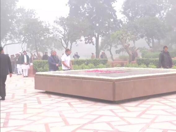 Rahul Gandhi Pays Tributes: सर्द सुबह ने ओढ़ ली कोहरे की चादर फिर भी सिर्फ टीशर्ट में दिखे राहुल गांधी, देखें शानदार तस्वीरें