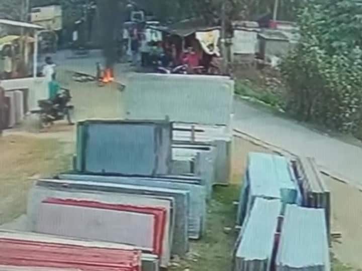 Hajipur News: पत्नी से हुआ विवाद तो खुद को लगाई आग, हाजीपुर में शख्स ने अपने ऊपर डाला पेट्रोल, बीच सड़क पर दौड़ा Hajipur News: A man set himself on fire by pouring petrol, ran on the road in a burning state, had a dispute with his wife in Hajipur of Bihar ann Hajipur News: पत्नी से हुआ विवाद तो खुद को लगाई आग, हाजीपुर में शख्स ने अपने ऊपर डाला पेट्रोल, बीच सड़क पर दौड़ा