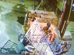 இரும்பு நடைபாதையை ஆட்டய போட்டு மூட்டை கட்டும் திருடர்கள் - சிசிடிவி வீடியோ