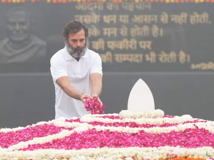 कांग्रेस नेता राहुल गांधी सोमवार सुबह पूर्व प्रधानमंत्री अटल बिहारी वाजपेयी की समाधि स्थल पर पहुंचे. उन्होंने वाजपेई की समाधि स्थल 'सदैव अटल' पर जाकर उन्हें श्रद्धांजलि दी.