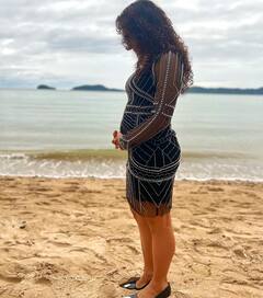 Pooja Ramachandran: బేబీ బంప్‌తో పూజా రామచంద్రన్, బీచ్ లో ఎంజాయ్