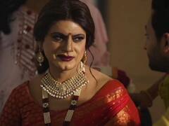 लाल साड़ी पहने और बिंदी लगाए कौन है ये खूबसूरत महिला? नाम सुनकर चकरा जाएगा आपका दिमाग