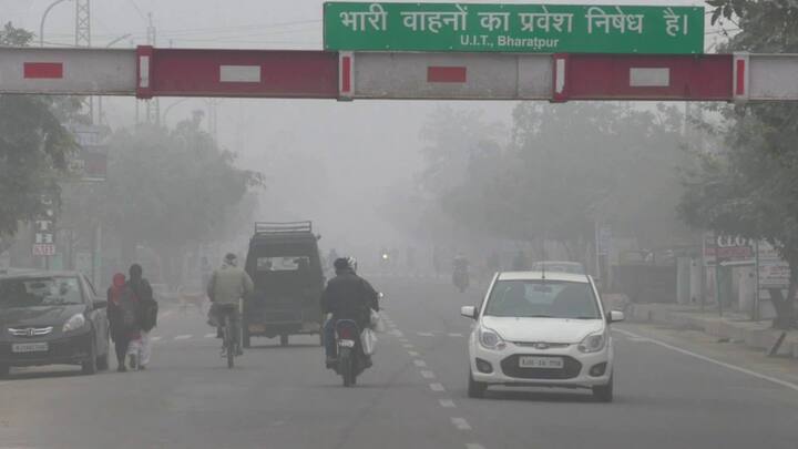 सर्दी इतनी ज्यादा है कि लोग जरुरी काम के लिए ही घर से बाहर निकल रहे हैं. वहीं अस्पताल में इस समय खांसी, जुकाम, वायरल के मरीजों की संख्या में बढ़ोतरी हुई है. इस समय ज्यादातर बच्चों को सर्दी, खांसी हो रही है.