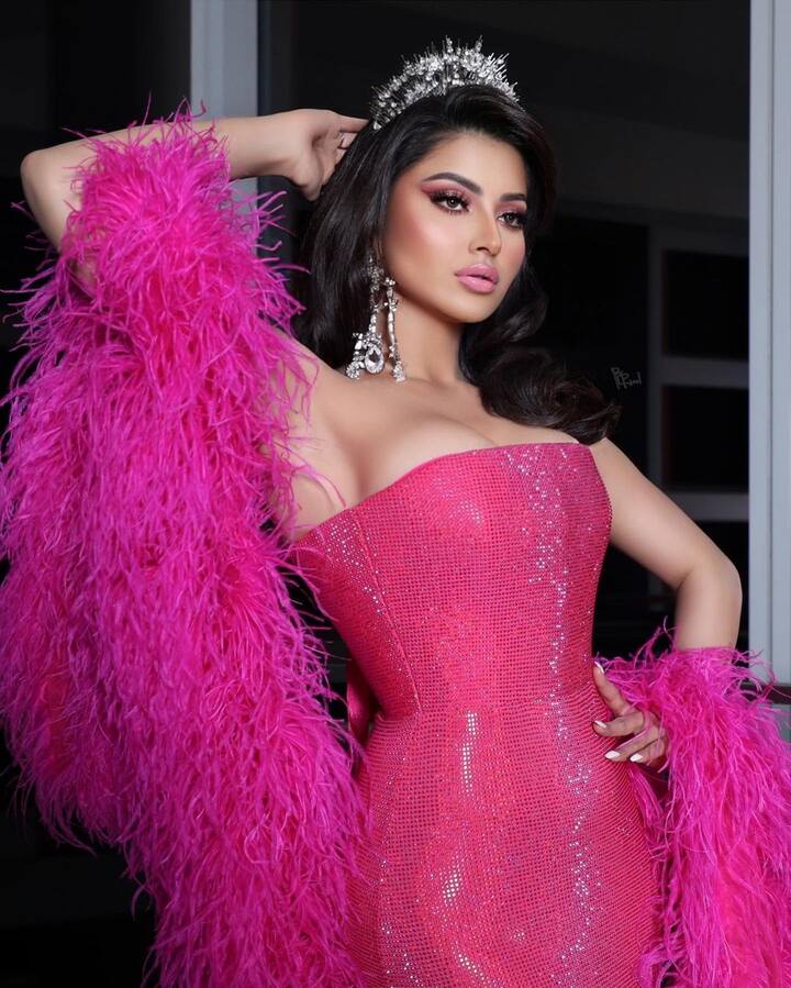 उर्वशी रौतेलाने तिचा लेटेस्ट लुक इंस्टाग्रामवर शेअर केला आहे. तिच्या लूकबद्दल सांगायचे तर, अभिनेत्री स्लीव्हलेस डीप नेकलाइन गाऊनमध्ये खूपच सुंदर दिसत आहे. (फोटो सौजन्य :urvashirautela/इंस्टाग्राम)