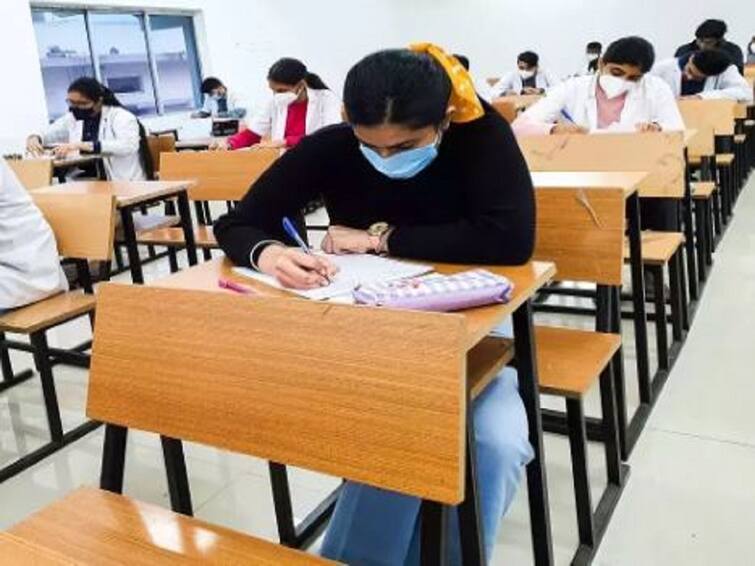 Gujarat News women sits for exam as dummy candidate white boyfriend enjoys vacation in Uttarakhand Gujarat News: ప్రియుడి స్థానంలో బీకాం ఎగ్జామ్ రాసిన ప్రియురాలు- వెకేషన్‌లో ఎంజాయ్‌ చేస్తున్న లవర్‌