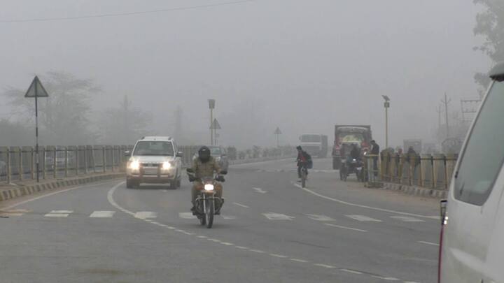 इसके चलते दिन और रात दोनों के तापमान में कुछ बढ़ोत्तरी होने की संभावना है. मौसम विभाग के अनुसार भूमध्यसागर से उठा पश्चिमी विक्षोभ हिमालय के क्षेत्रों में सक्रिय होगा. इसके कारण 29 दिसंबर के बाद पहाड़ी राज्यों में बर्फबारी होगी. कुछ स्थानों पर बारिश के भी आसार हैं.