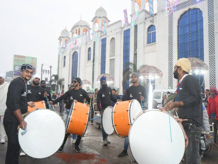 प्रकाश पर्व 29 दिसंबर को है. इस दिन बिहार के मुख्यमंत्री नीतीश कुमार, राज्यपाल फागू चौहान समेत कई मंत्री और विधायकों के यहां आने की संभावना है. मुख्यमंत्री नीतीश कुमार और राज्यपाल हर साल गुरुद्वारा में प्रकाश पर्व पर पहुंचते हैं.