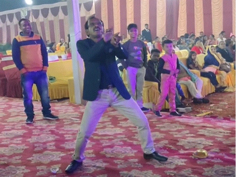 Man Dancing To Bollywood Hit Number Jimmy Jimmy Steals The Show At Wedding Function WATCH Man Dancing To Bollywood Hit Number 'Jimmy Jimmy' Steals The Show At Wedding Function: WATCH