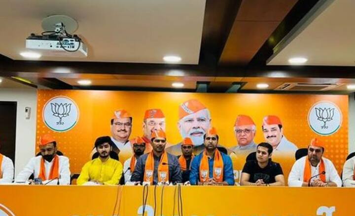 ২০০৪ সালে গুজরাতে জন্ম দেবের। রাজনীতিতেও সমান আগ্রহ তাঁর। ২০১৯ সালে নরেন্দ্র মোদির সমর্থনে এগিয়ে আসেন। তিনি জানান, দেশের রাজনীতি, প্রশাসনিক ব্যবস্থা নিয়ে আগ্রহ বরাবর তাঁর। সম্ভব হলে প্রশাসনের অংশও হতেন।