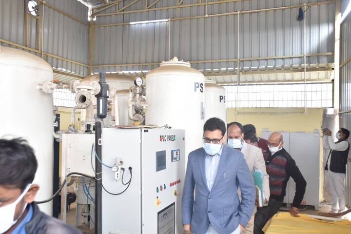 इसी क्रम में कोरिया जिले में एक्सक्लूसिव कोविड ट्रीटमेंट हॉस्पिटल कंचनपुर, बैकुंठपुर में सुबह 10.30 बजे मॉक ड्रिल आयोजित की गई. जिसमें स्वास्थ्य अमला द्वारा कोविड हॉस्पिटल में उपलब्ध स्वास्थ्य सुविधाओं की उपलब्धता और क्रियाशीलता का परीक्षण किया गया.