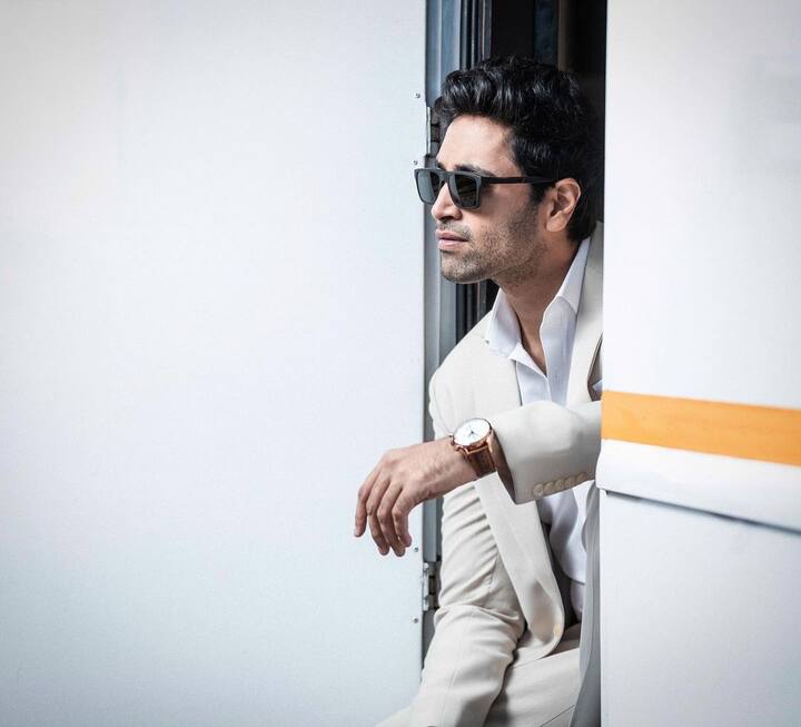 अब ऐसा लगता है कि ये स्टार कपल अपने रिलेशन को नए पड़ाव पर ले जाने के लिए तैयार हैं. हाल ही में दोनों एक साथ क्रिसमस पार्टी में नजर आए और ये फोटो सोशल मीडिया पर वायरल हो गई.