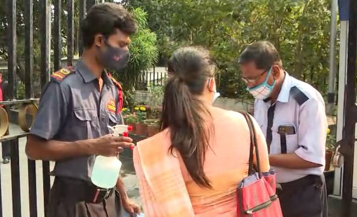 এ দিন সকাল ১০.৩০টা থেকে ছিল ইন্টারভিউ। তার আগে ৯টার মধ্যেই ভিড় চোখে পড়ে পর্ষদের অফিসের বাইরে। ১০টা থেকে নাম ও রোল নম্বর ধরে ধরে ভিতরে ডাকা শুরু হয়। নথি যাচাই করে ঢুকতে পারেন চাকরিপ্রার্থীরা।