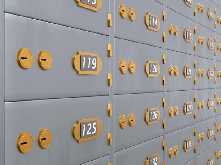 1 जनवरी, 2023 से बैंक के लॉकर नियम में बड़े बदलाव होने वाले हैं. लॉकर के नए नियम लागू होने के बाद अब बैंक कोई भी मनमानी नहीं कर पाएंगे और लॉकर में रखें सामान को कुछ नुकसान पहुंचने पर बैंक की जिम्मेदारी तय होगी.(PC: Freepik)